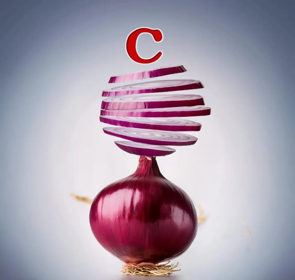 Visual representation of red onions and vitamin C, highlighting their immune-boosting properties